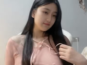 挺拔粉嫩的大奶子可愛超清純美少女直播